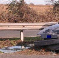 Кола се удари в мантинела, двама са в болница