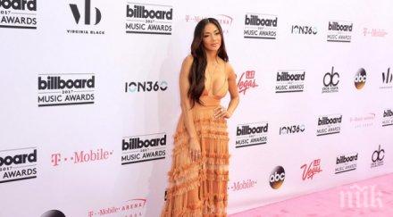 горещо никол гришо показа пищна гръд лас вегас снимки