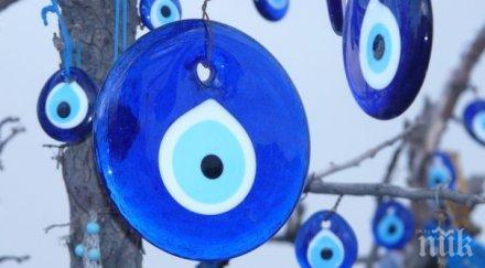 всички сме виждали представлява амулетът синьо око служи