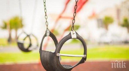 дърво падна детска площадка благоевград