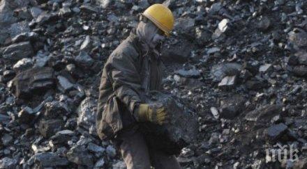 миньори блокирани наводнена шахта китай