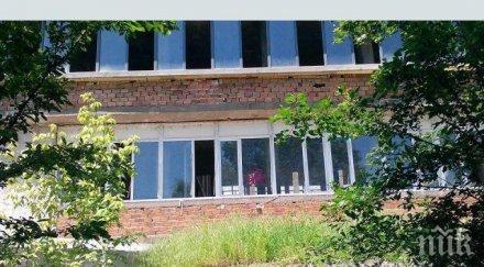 второкласници правят селфита опасна сграда