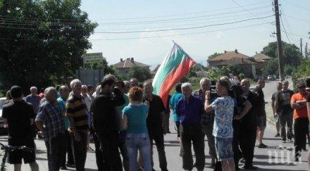 пореден протест гърмен ромското гето жители настояват държавата общината сложат ред