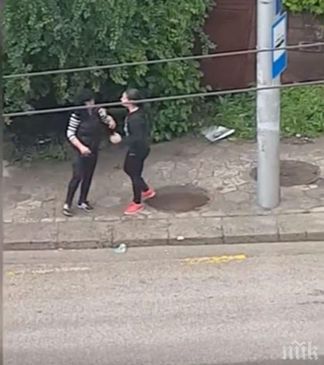 ШОК В ПЛЕВЕН! Дъщеря бие и псува майка си на улицата (ВИДЕО)