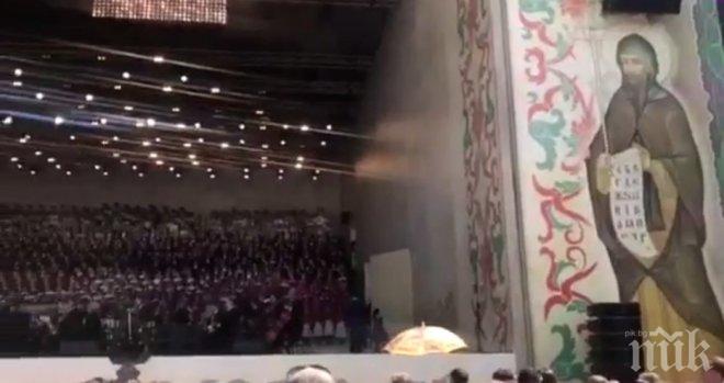 ГРАНДИОЗНО! Червеният площад в Москва запя Върви, народе възродени (ВИДЕО)