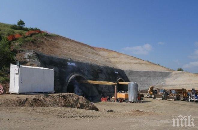 Внимавайте, шофьори! Спря осветлението в тунел Кочериново 