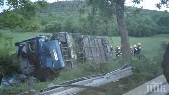 В Индия издирват седем души след автобусна катастрофа със 17 жертви