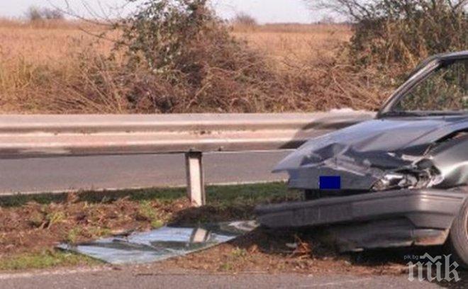 Кола се заби в мантинела на Струма на изхода на Благоевград