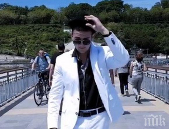 Какво накара този бургазлия да скочи с балния си костюм от моста в Бургас (ВИДЕО)