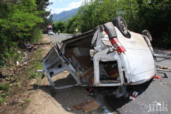 Тежка катастрофа между два микробуса край Якоруда, има ранен