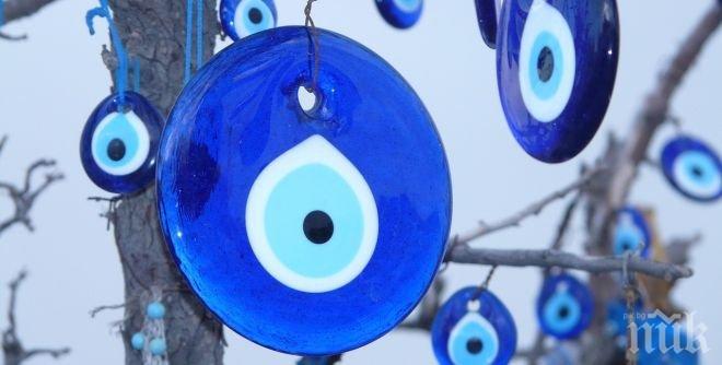 Всички сме го виждали: Какво представлява амулетът със синьо око и за какво служи?