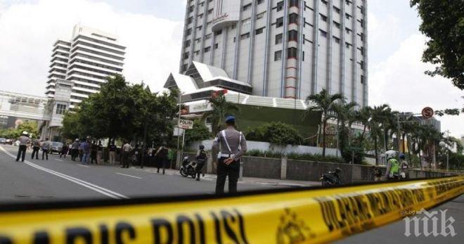 Двоен атентат уби трима полицаи в Джакарта