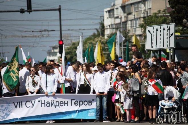 Варна посрещна 24 май със слънце, букви, балони и народни танци (СНИМКИ)