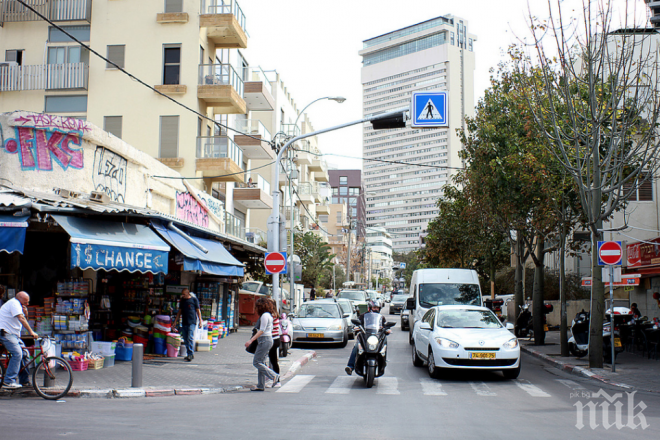 Часове преди Доналд Тръмп да кацне в Тел Авив: Автомобил удари пешеходци на тротоара
