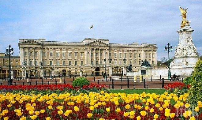 Бъкингамския дворец с минута мълчание в памет на загиналите в Манчестър 