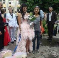НЕСТАНДАРТНО! Абитуриентка отиде на бала с кучето си