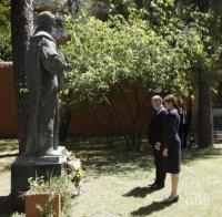 Румен Радев поднесе венец пред паметника на Иван Вазов във „Вила Боргезе“ (СНИМКИ)