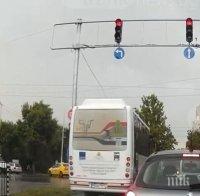 Автобус от градския транспорт в Пловдив влетя в кръстовище на червено 