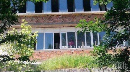 второкласници правят селфи опасна сграда