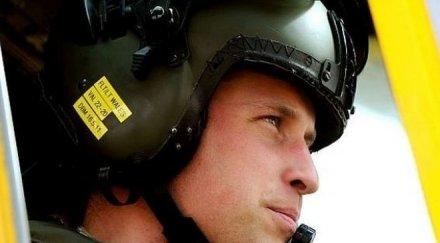 принц уилям хвърли спасява хеликоптер годишно момче видео