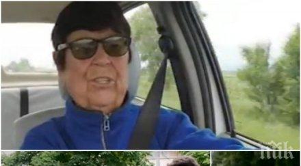 уникално годишна жена върти волана такси