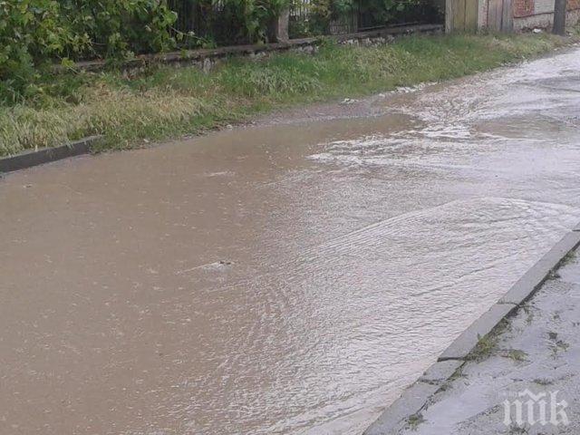Дъждът ни изненада! Пловдивско село потъна под вода (СНИМКИ)