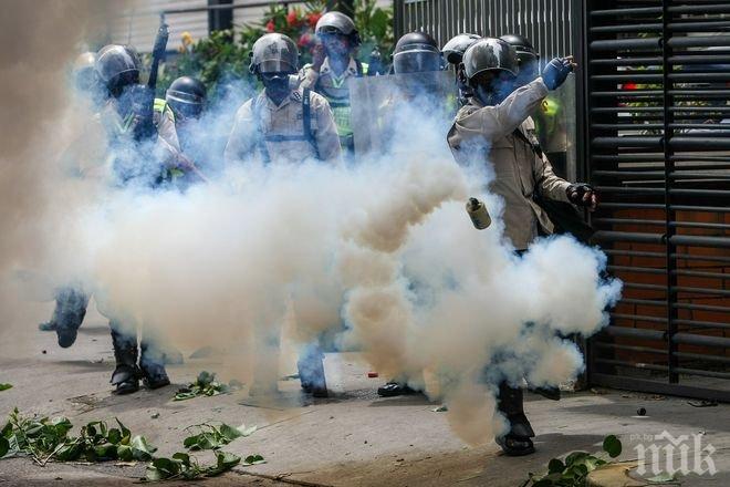 Трима полицаи са арестувани във Венецуела заради грубо отношение към протестиращи
