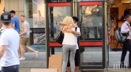 трудно повярваш човек изповядващ исляма прегръща хора улица манчестър видео