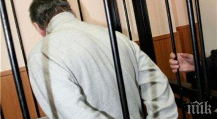 белезници арест футболен треньор изнасилил непълнолетно момче