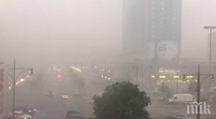 извънредно положение берлин ураганен вятър връхлетя столицата германия видео