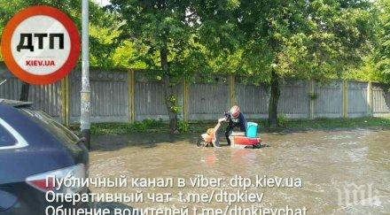 ураган удари киев съборени дървета пострадали хора видео