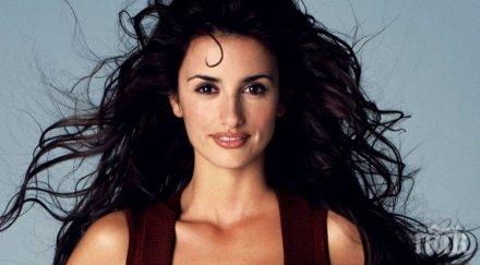 пенеполе крус удари джакпота става секси блондинка заради донатела версаче