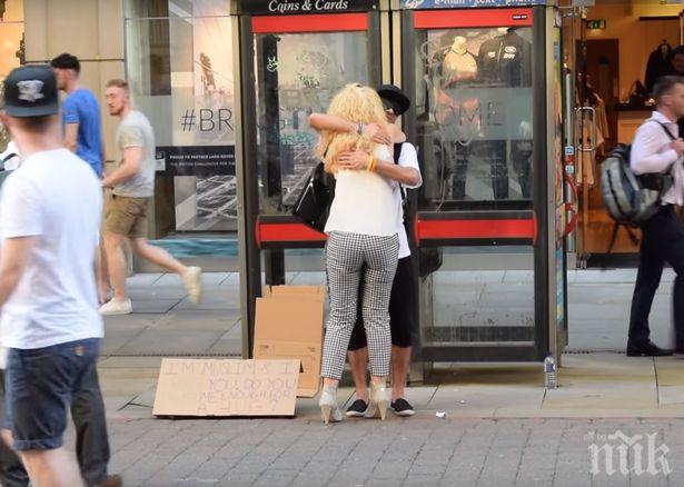 ТРУДНО Е ДА ПОВЯРВАШ: Човек, изповядващ исляма, прегръща хора на улица в Манчестър (ВИДЕО)