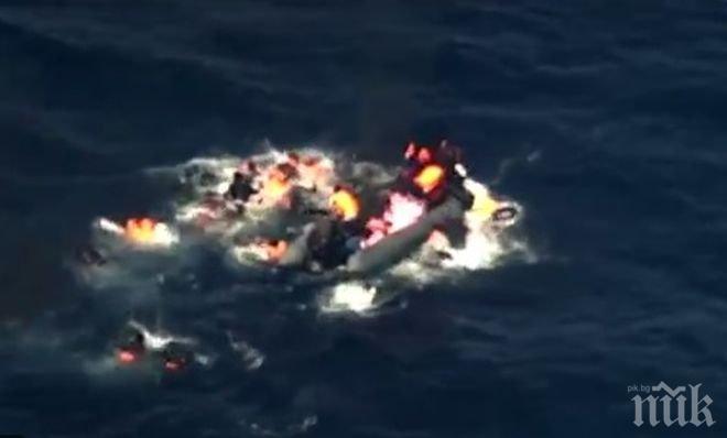 От португалската авиация заснеха мигранти, скачащи от горяща лодка край бреговете на Испания