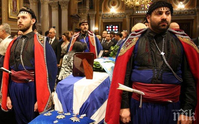 Гърците отдадоха почит пред ковчега на експремиера Константинос Мицотакис