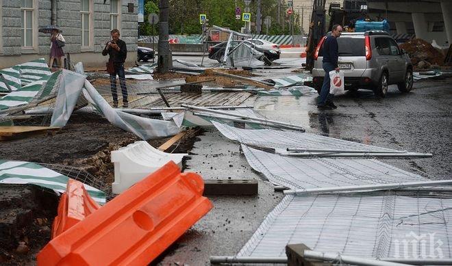 Над хиляда души работят по ликвидирането на последствията от урагана в Москва