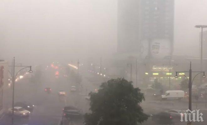 Извънредно положение в Берлин: Ураганен вятър връхлетя столицата на Германия (ВИДЕО)