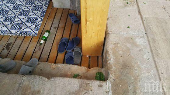 ШОК! Фенове на Левски чупили бирени бутилки в Софийската джамия (СНИМКИ)