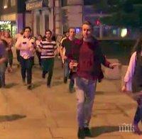 ПОТРЕС! Мъж бяга от терористите в Лондон, стискайки чаша с бира 