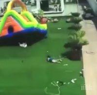 Ураганен вятър отвя детски надуваем замък в Мексико (ВИДЕО)