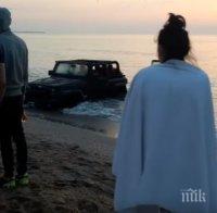 За да шашне приятелите си: Мъж отиде на плаж и паркира джипа си в морето (ВИДЕО)