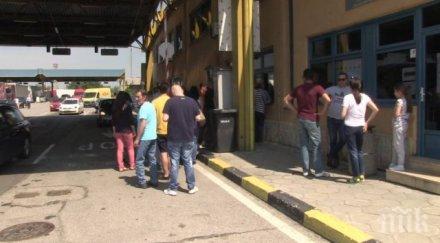 огромни опашки дунав мост стотици румънци идват почиват нас