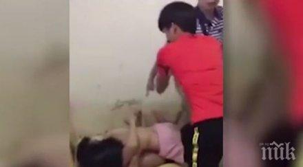 бесен рогоносец мъж завари съпругата леглото любовник преби метален прът видео