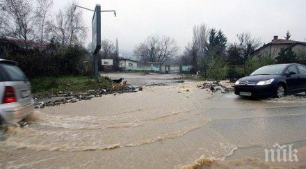 потоп проливните дъждове прекъснаха пътя три селата смолянско