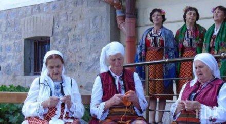 бански баби учат чужденците плетат чорапи