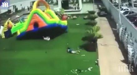 ураганен вятър отвя детски надуваем замък мексико видео