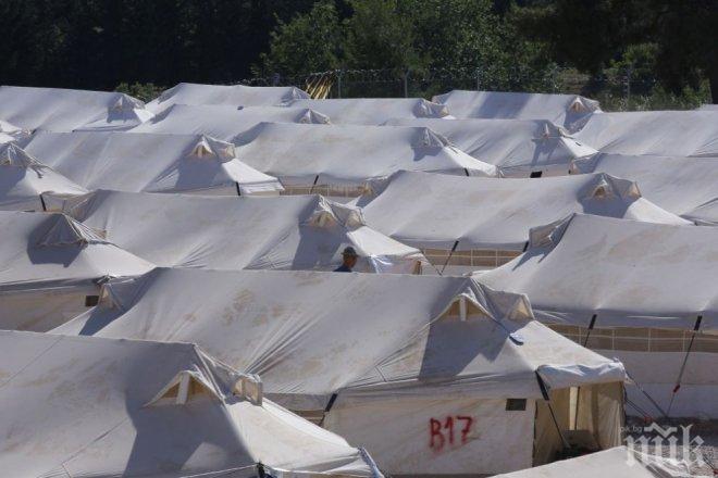 Опразниха последния временен бежански лагер в Атина