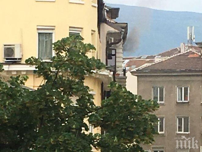 ИЗВЪНРЕДНО В ПИК! Гори сграда в центъра на София! (СНИМКА)