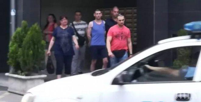 ИЗВЪНРЕДНО: Полиция тараши апартамент в бургаски квартал! Изведоха мъж с белезници