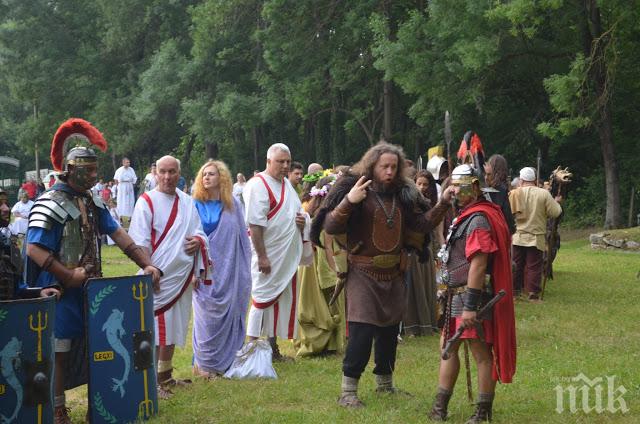 ШОУ В ДЕВНЯ! Зрелищно шествие беляза първия ден на античния фестивал